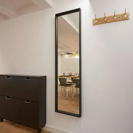 Stylish Eixample Apartment Near Francesc Macia 아파트 *