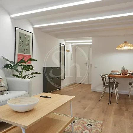 Stylish Eixample Apartment Near Francesc Macia * 바르셀로나