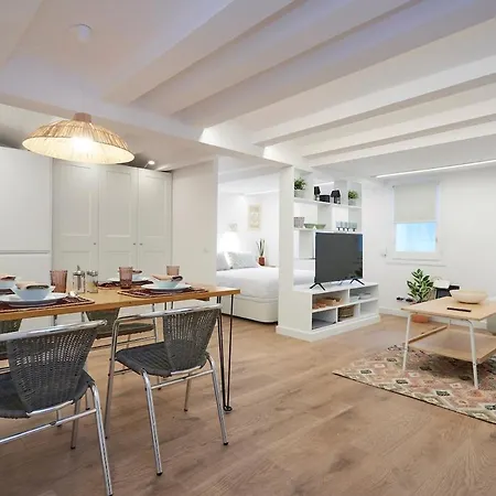 Stylish Eixample Apartment Near Francesc Macia 아파트 *